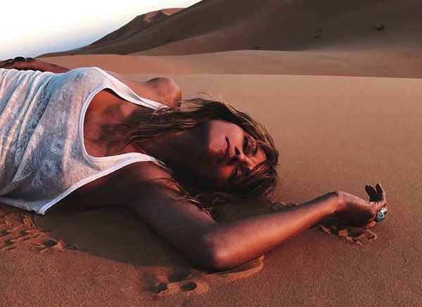 A atriz Halle Berry no deserto do Sahara (Foto: Instagram)