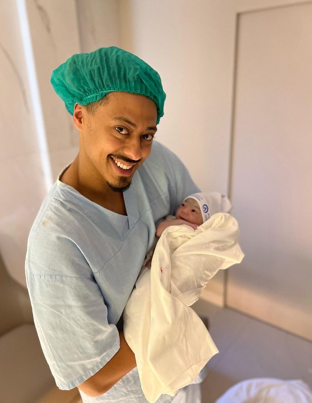 Luís Navarro  com a filha recém-nascida (Foto: Reprodução/Instagram)