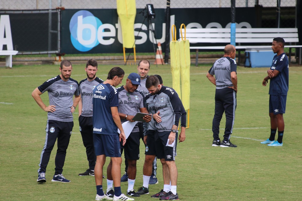 Todos os dias estamos próximos do Geromel para aprender, revela Rodrigo Ferreira