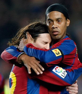 Messi e Ronaldinho, Barcelona (Foto: Reuters)