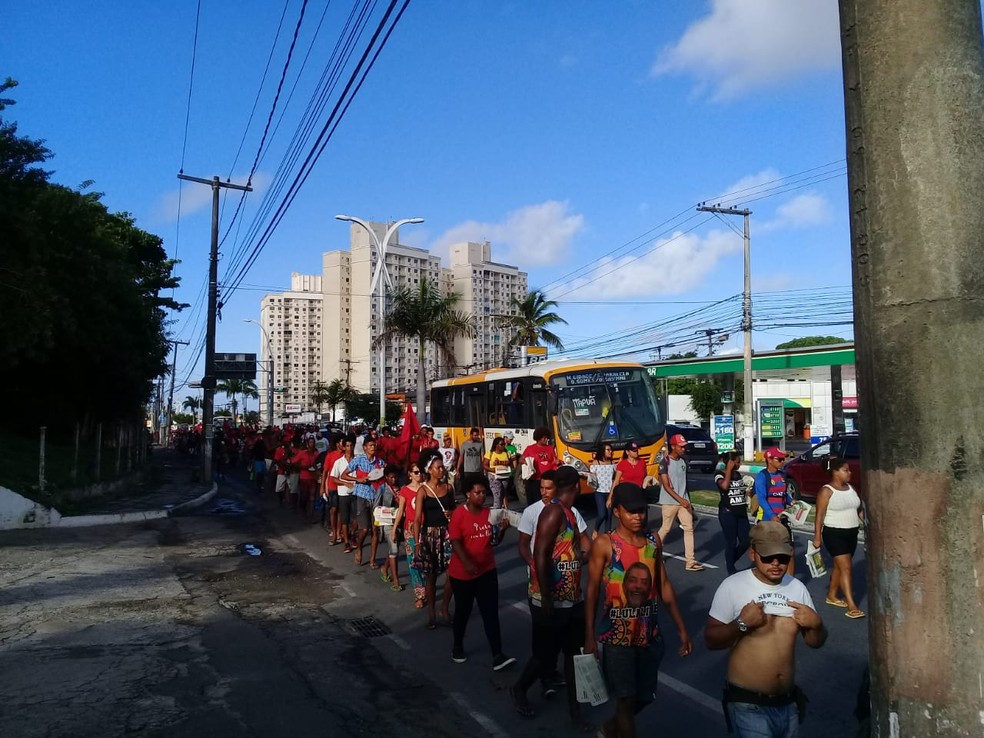 A mobilizaÃ§Ã£o reÃºne pouco mais de mil pessoas.  â€” Foto: Cid Vaz / TV Bahia