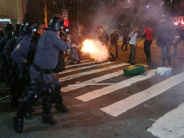 Policiais atiram para dispersar manifestantes na Consolação. (Foto: Alex Silva/Estadão Conteúdo)