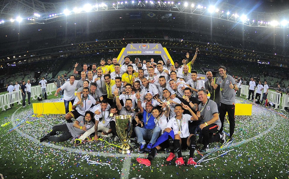 Jogadores e funcionários do Corinthians comemorando o título paulista (Foto: Marcos Ribolli)