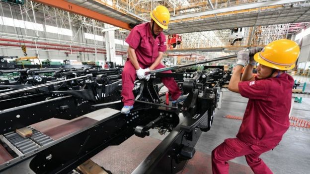 Crescimento econômico da China está desacelerando e EUA não devem atingir meta de crescimento de 3% (Foto: Getty Images via BBC News)