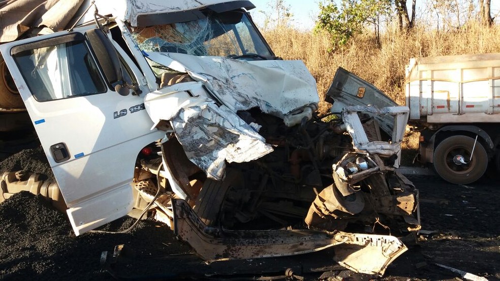 Motorista de um dos caminhões morreu a caminho do hospital (Foto: Polícia Rodoviária Estadual/Divulgação)