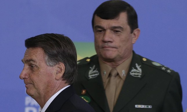 O comandante do Exército, Paulo Sérgio de Oliveira, observa Jair Bolsonaro: previsão de vitória russa na Ucrânia foi considerada fora do tom