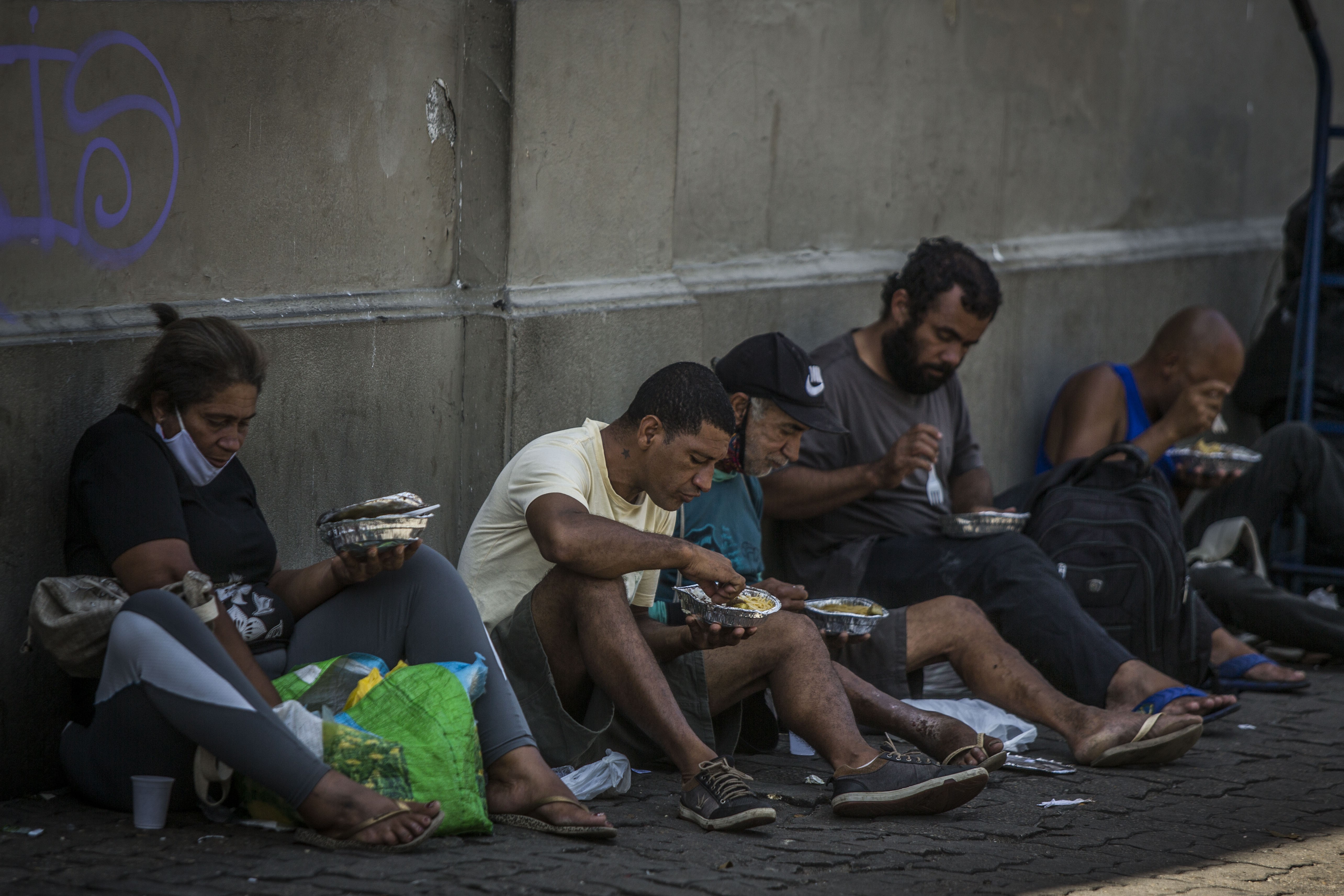Brasileiros sofrem com a fome no Centro do Rio