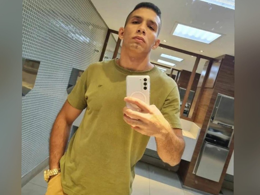 Policial Felipe José de Oliveira, de 27 anos, estava em um imóvel em Aquiraz, na Região Metropolitana de Fortaleza, quando criminosos invadiram o local e atiraram contra ele. — Foto: Arquivo pessoal