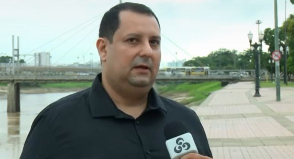 o especialista Luiz Eduardo, da Vigilância Epidemiológica da Sesacre, explica sintomas e ciclos da febre amarela (Foto: Reprodução/Rede Amazônica Acre)