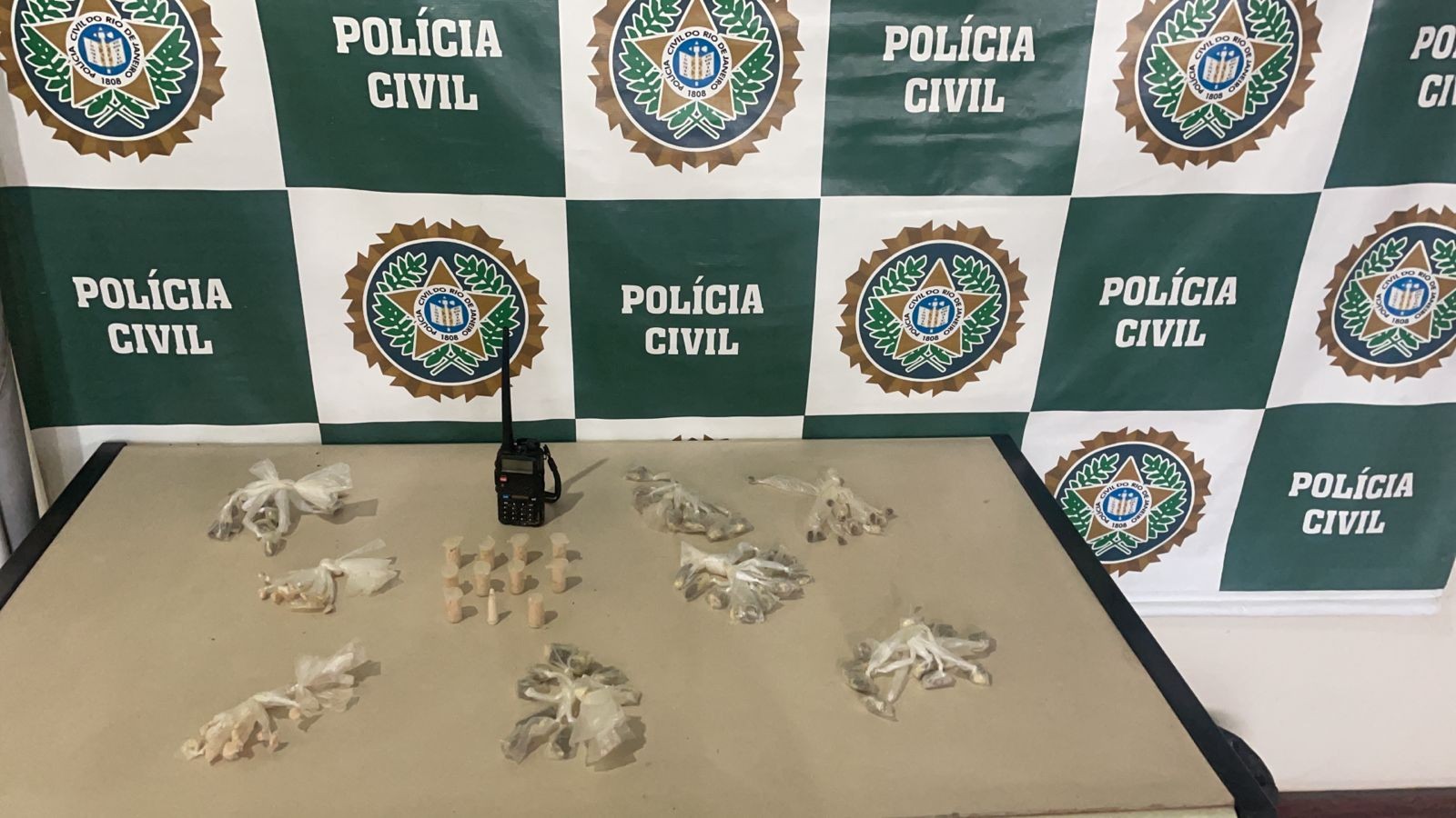 Jovem é flagrada com drogas em casa que funcionava como esconderijo do tráfico em Angra dos Reis