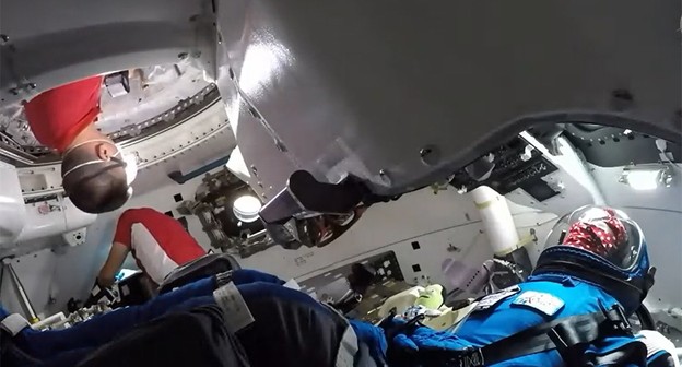 Astronautas na Estação Espacial Internacional entram em nave da Boeing pela primeira vez