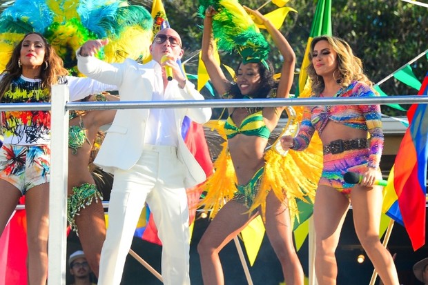 Claudia Leitte, Pitbull e Jennifer Lopez sobem no trio elétrico para cantar a música oficial da Copa do Mundo (Foto: divulgação)