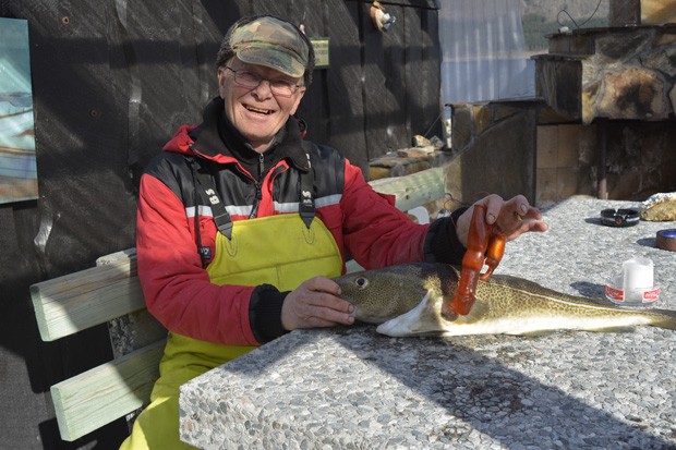 Bjoern Frilund mostra brinquedo sexual que encontrou na barriga de bacalhau em Åndalsnes (Foto:  Anders A. Hagen/Åndalsnes Avis)