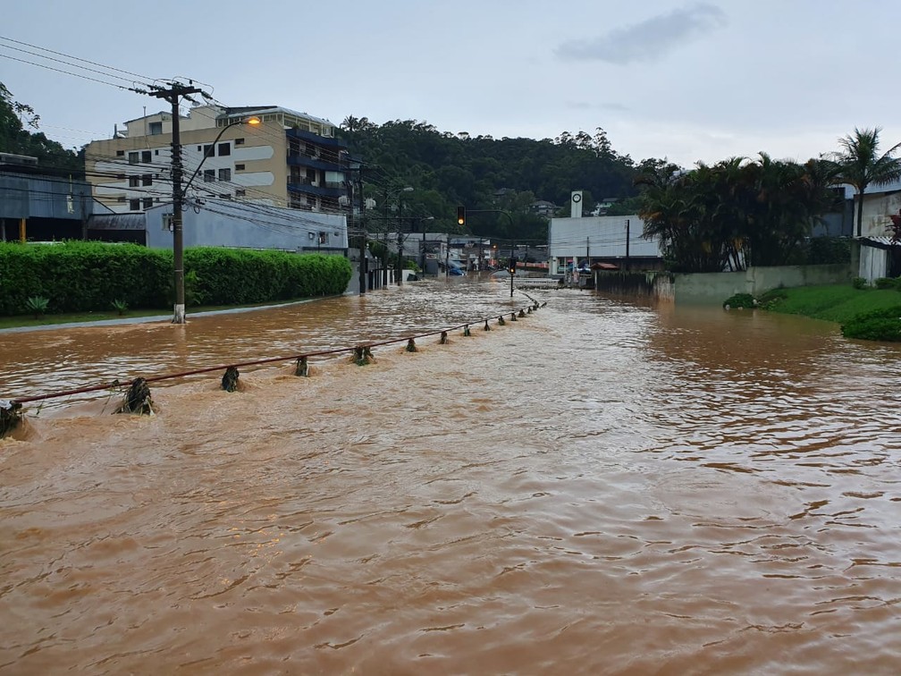 Rua Coronel Veiga alagada, em Petrópolis — Foto: Gladstone Lucas/G1