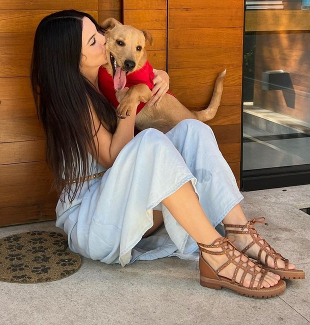 Stefany Brito e Tina, nova cachorra da casa (Foto: Reprodução / Instagram)