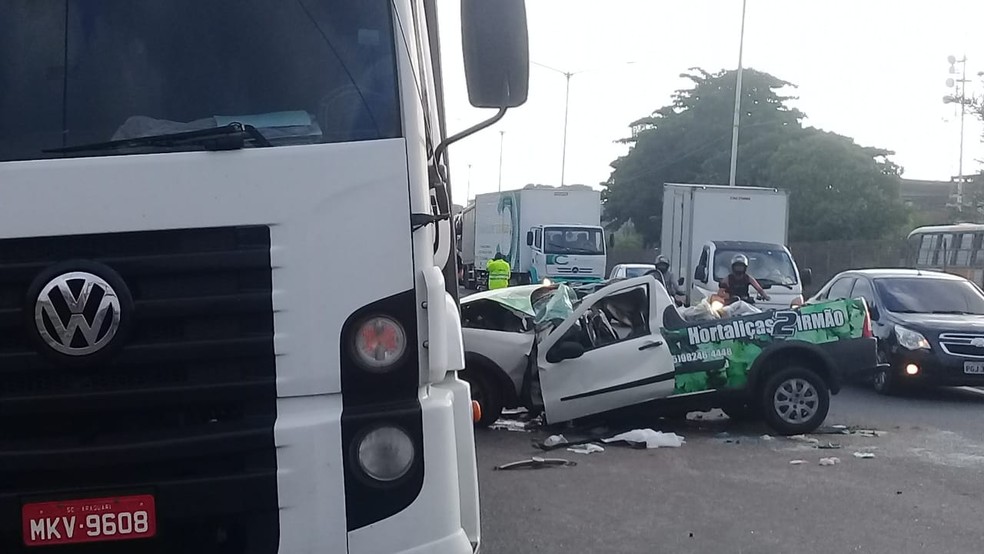 Batida entre carro e carreta deixou feridos em Salvador  — Foto: Cid Vaz/TV Bahia 