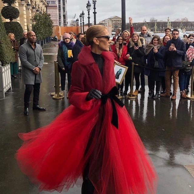 Tule? Temos! De capa vermelha Oscar de La Renta, Celine Dion se firma como ícone absoluto de street style da temporada, atualizando o tutu de Carrie Bradshaw para 2019. (Foto: Instagram Oscar de la Renta/ Reprodução)