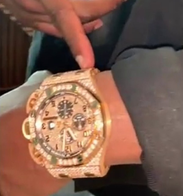 O ex-boxeador Floyd Mayweather ostentando seu relógio nas redes sociais (Foto: Instagram)