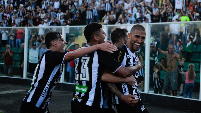 Figueirense comemora primeiro gol