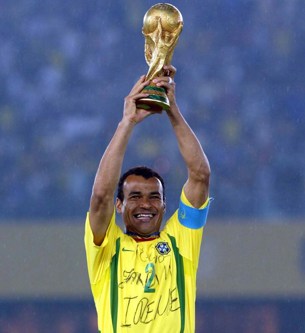 Cafu levanta a taça da Copa do Mundo 2002 — Foto: Alessandro Sabattini/Getty Images
