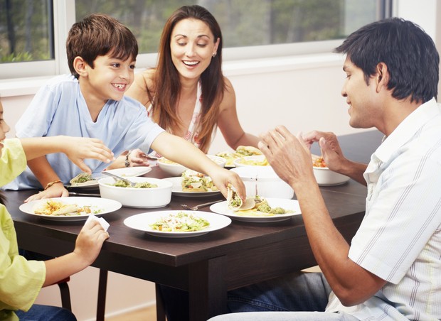familia; mesa; almoço; refeição (Foto: Thinkstock)