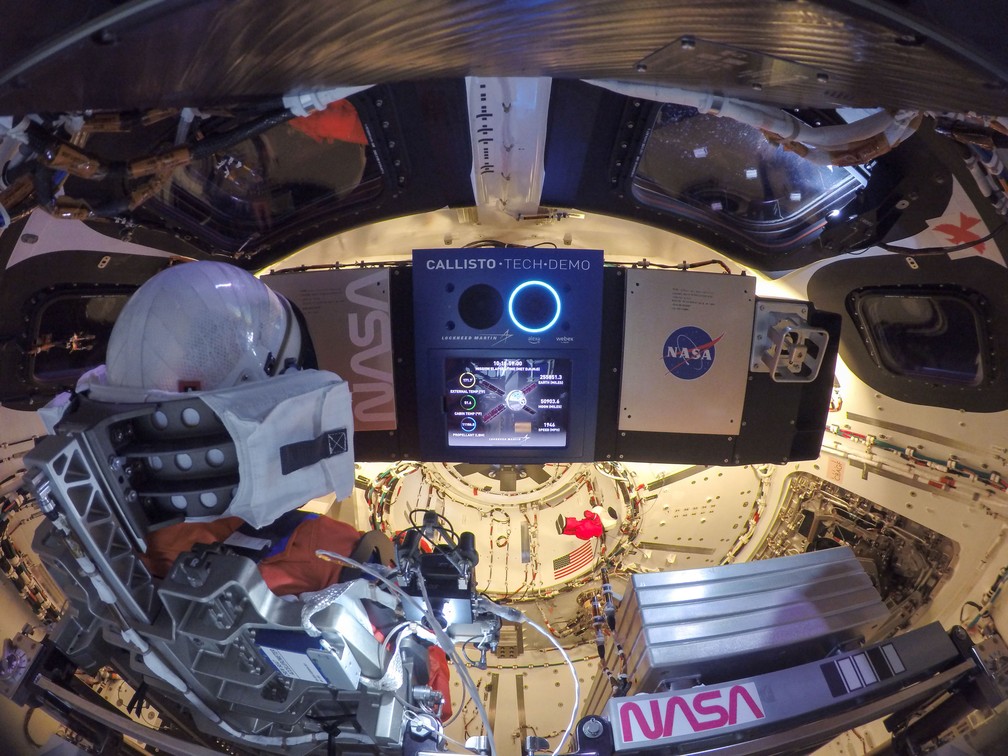 Imagem de dentro da cápsula mostra um dos manequins enviados na missão sentado de frente ara o painel da Orion. — Foto: NASA JOHNSON/DIVULGAÇÃO