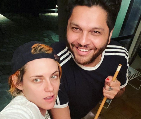 A atriz Kristen Stewart com o amigo cabeleireiro CJ Romero durante a quarentena (Foto: Instagram)