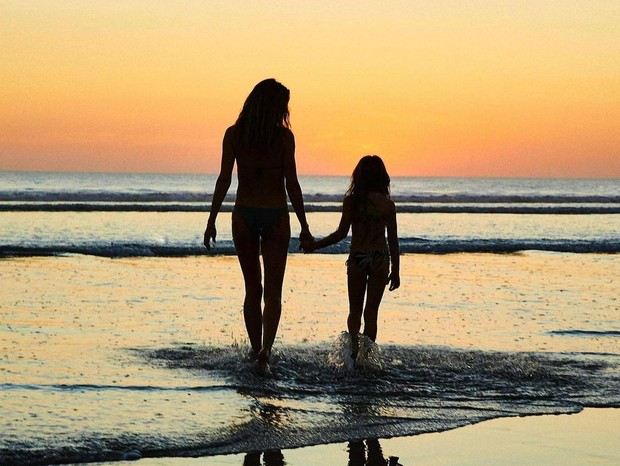 Gisele Bundchen registra dia de praia com a filha, Vivian (Foto: Reprodução/Instagram)