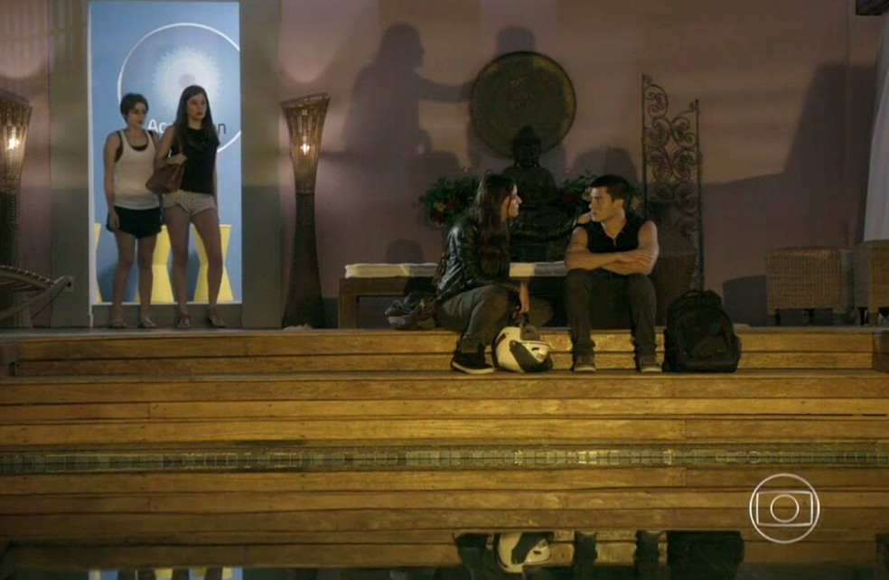 Bianca (Bruna Hamú) não gosta de ver Duca (Arthur Aguiar) sozinho com Nat (Maria Joana) - 'Malhação Sonhos' — Foto: Globo