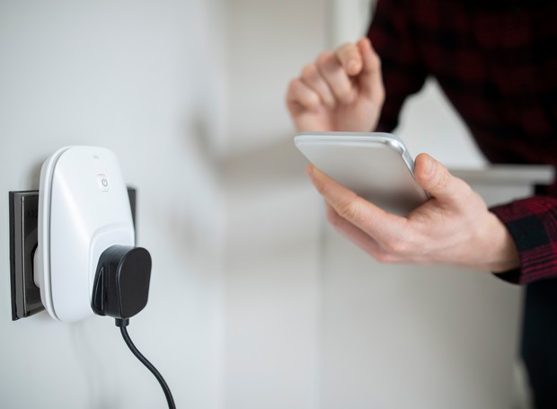 A tomada inteligente (smart plug) é um dispositivo que se conecta ao Wi-Fi e permite, por meio de apps para celular, controlar equipamentos domésticos (Foto: GettyImages)