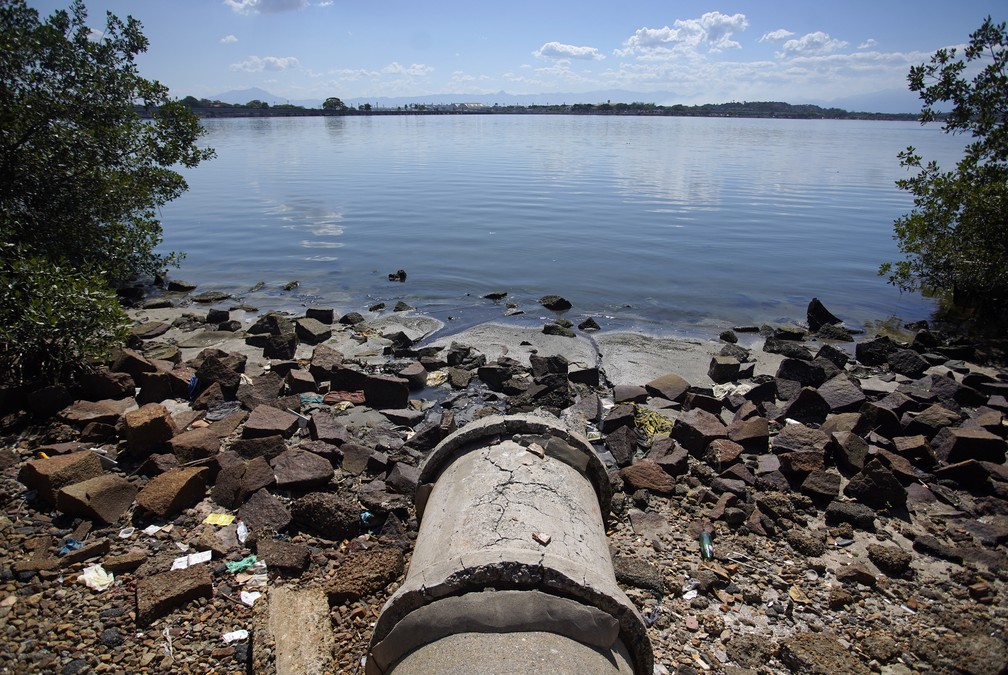 Esgoto jorra nas águas da Baía de Guanabara — Foto: Marcos Serra Lima/G1