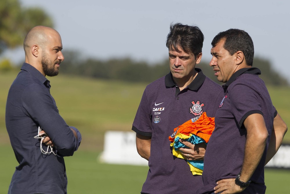 Grupo de WhatsApp reúne comissão do Corinthians na avaliação de reforços