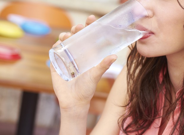 mulher-bebendo-água-consumo-sustentabilidade-economia-de-água-saudável-saúde (Foto: ThinkStock)