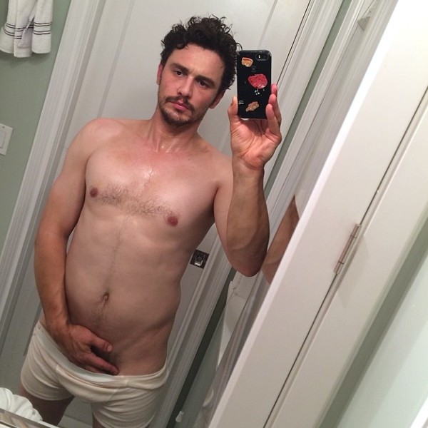 James Franco não apenas posou de cueca para esta selfie, mas ABAIXANDO a cueca. (Foto: Instagram)