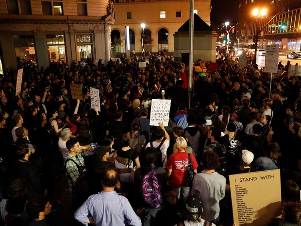 Manifestantes se reúnem na praça Frank Ogawa, em Oakland, na Califórnia, nos Estados Unidos, na noite de quinta-feira (10), para protestar contra a vitória de Trump (Foto: Stephen Lam/ Reuters) Manifestantes se reúnem na praça Frank Ogawa, em Oakland, na Califórnia, nos Estados Unidos, na noite de quinta-feira (10), para protestar contra a vitória de Trump (Foto: Stephen Lam/ Reuters)