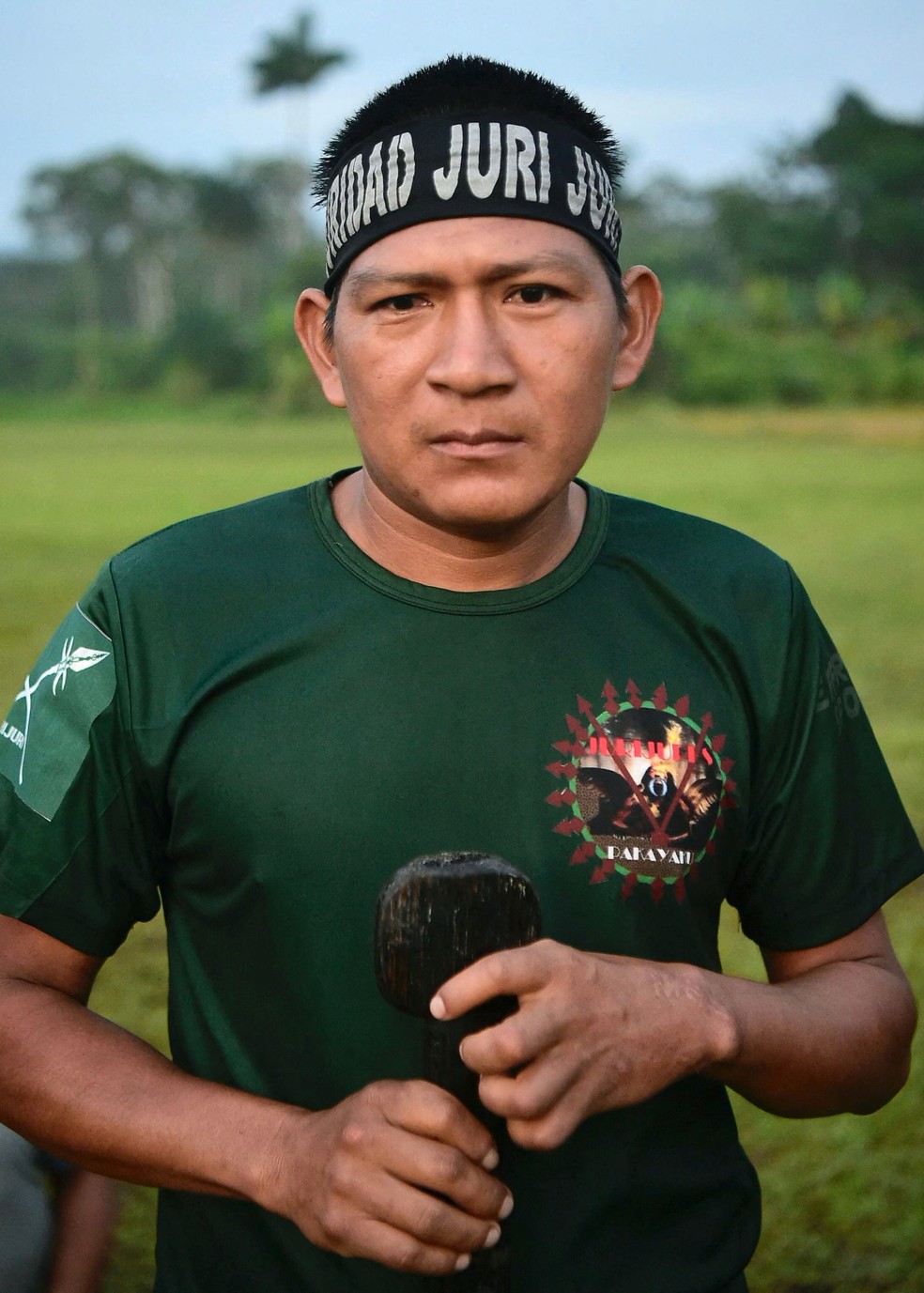 Membro da comunidade indígena cofán, no Equador, uniformizado com trajes usados por grupo que faz guarda de territórios nativos durante encontro da guarda, em setembro de 2022. — Foto: Rodrigo Buendia/ AFP