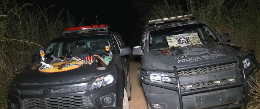 Explosivos, armas e munição apreendidos pelas polícias de GO e do DF com suspeitos que planejavam ataque a pedágio — Foto: Reprodução Hora 1
