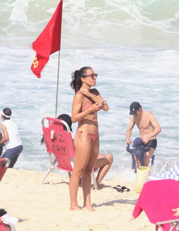 Mônica Teixeira curte dia na Praia do Leblon (Foto: Daniel Delmiro/AgNews)