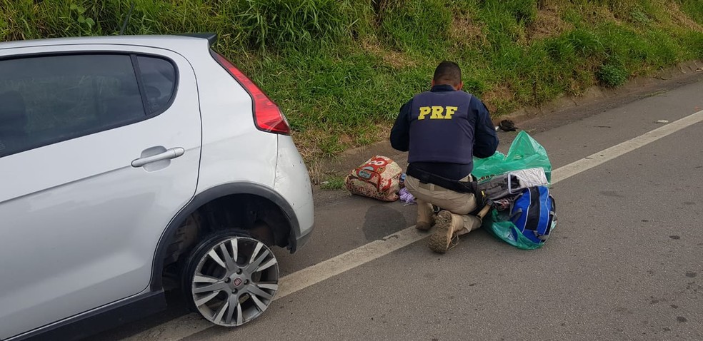 Casal &Atilde;&copy; preso ap&Atilde;&sup3;s persegui&Atilde;&sect;&Atilde;&pound;o a carro roubado por 16 km na Fern&Atilde;&pound;o Dias  &acirc;?? Foto: Pol&Atilde;&shy;cia Rodovi&Atilde;&iexcl;ria Federal/Divulga&Atilde;&sect;&Atilde;&pound;o