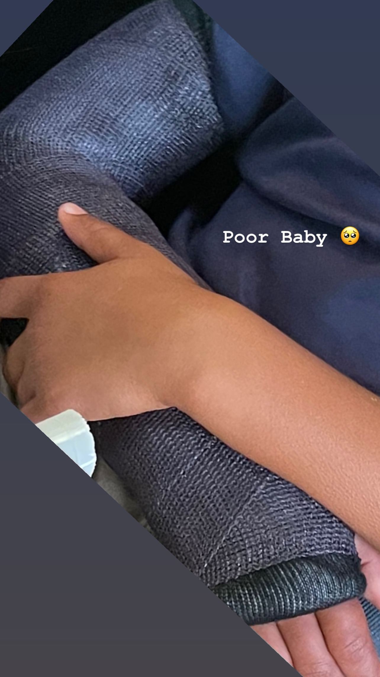 Kim Kardashian mostra o filho Saint West de braço quebrado (Foto: Reprodução/Instagram)