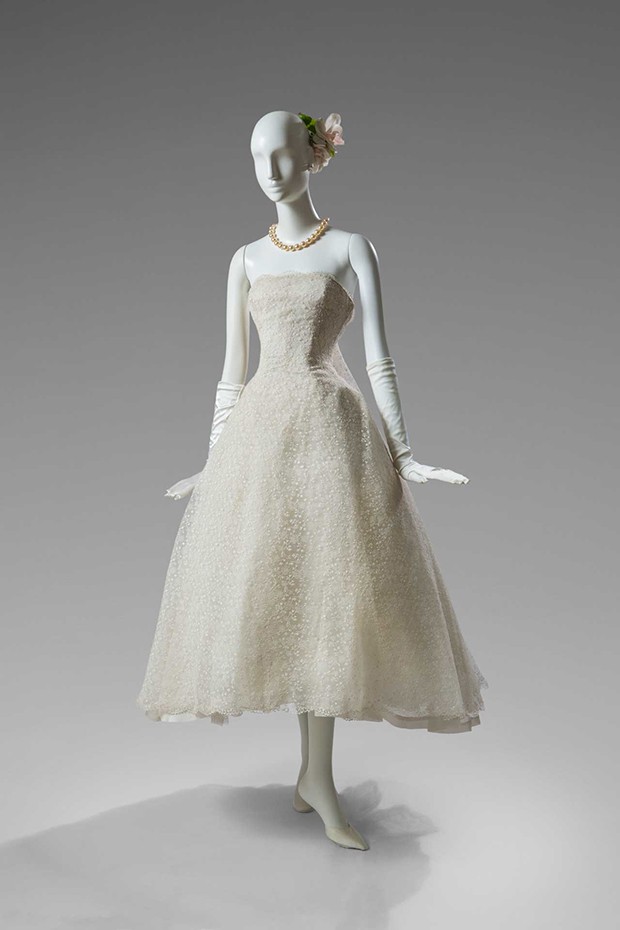 A Givenchy evening dress in Leavers lace, 1956. A similar model was worn by Audrey Hepburn in the 1957 Stanley Donen film, Funny Face (Foto: FROM THE COLLECTION OF DOMINIQUE SIROP, PARIS. PHOTO BY LUC CASTEL)