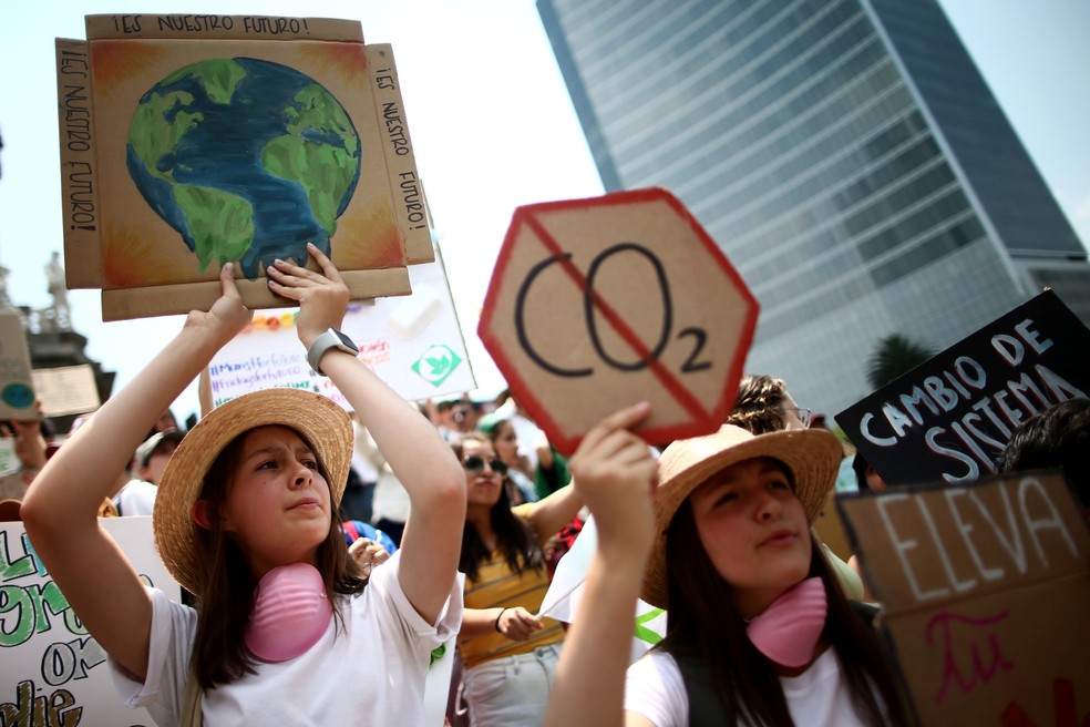 Jovens seguram cartazes em ato sobre mudanças climáticas na Cidade do México nesta sexta-feira (24). — Foto: Edgard Garrido/Reuters