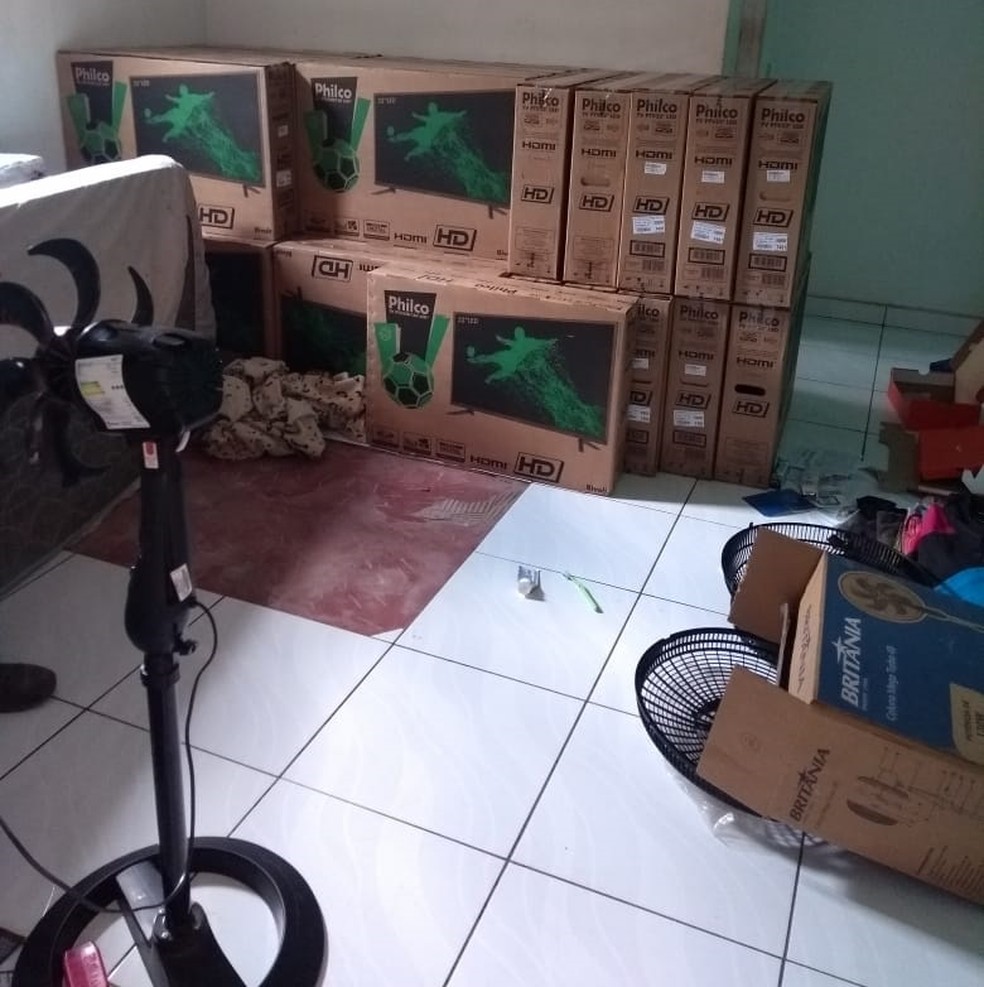 Na casa do adolescente foram encontrados 22 televisores e o cofre subtraído da empresa, que estava arrombado — Foto: Polícia Civil de Mato Grosso/Assessoria