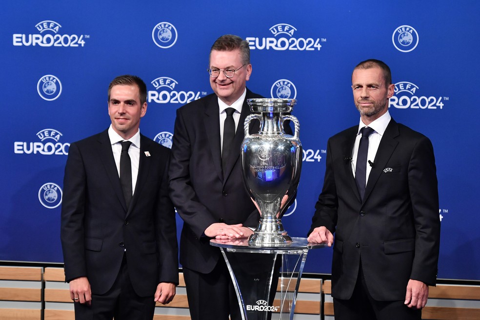 Philipp Lahm ao lado do presidente da federação alemão, Reinhard Grindel, e do presidente da Uefa, Aleksander Ceferin  — Foto: AFP
