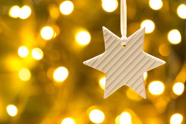 Christmas card with star and golden lights. (Foto: Getty Images/iStockphoto)