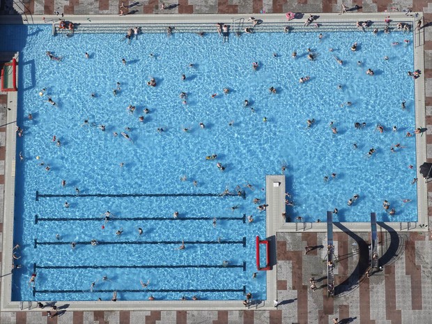 Vista aérea de uma piscina cheia de banhistas em Haltern, na Alemanha (Foto: Ina Fassbender/Reuters)
