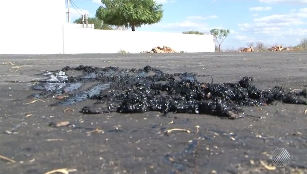 Moradores reclamam de asfalto que 'derrete' na pista e gruda em pneus e sapatos, no norte da Bahia | Bahia | G1
