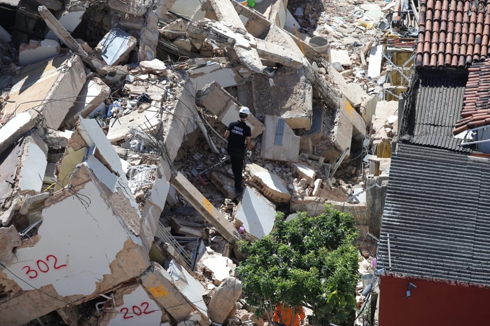 Perícia criminal analisa escombros de prédio desabado em Fortaleza — Foto: Helene Santos/SVM