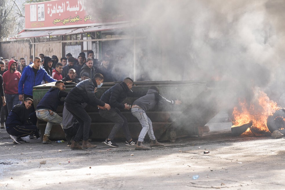 Homens enfrentam Exército de Israel durante confronto em Jenin, na Cisjordânia, em 26 de janeiro de 2023. — Foto: Majdi Mohammed/ AP 