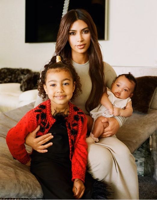 Kim Kardashian abre o álbum de fotos de sua Páscoa em família (Foto: Reprodução/KKW.com)